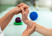 Cum sa grabesti recuperarea dupa o entorsa la incheietura mainii?