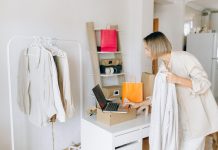 De la birou direct la o cină romantică în oraș – Trucul „garderobei cameleon” pentru femeile care nu au timp să treacă pe acasă!